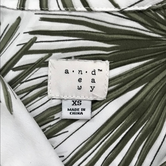 Vintage Palm Print Sleeveless Button Down - Picture 4 of 5